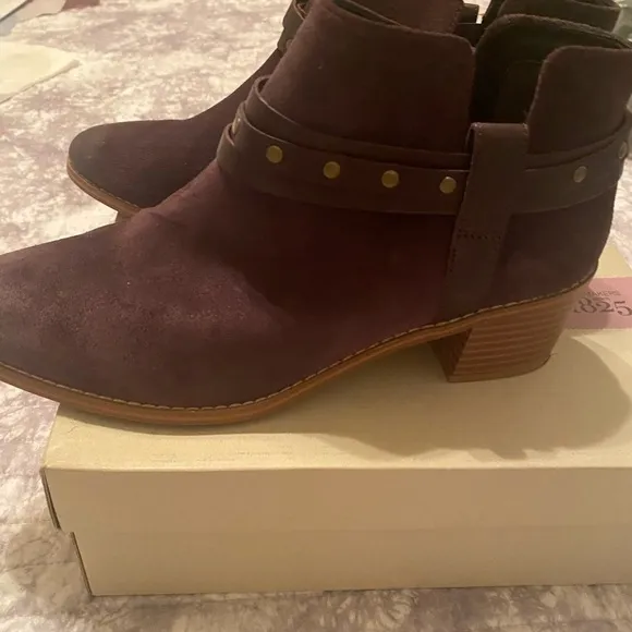 CLARKS Breccan Shine Suede Aubergine Boots 9