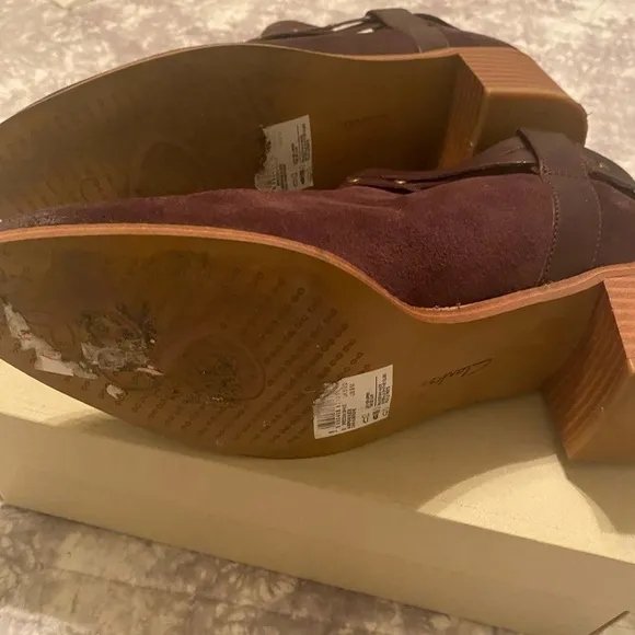 CLARKS Breccan Shine Suede Aubergine Boots 9