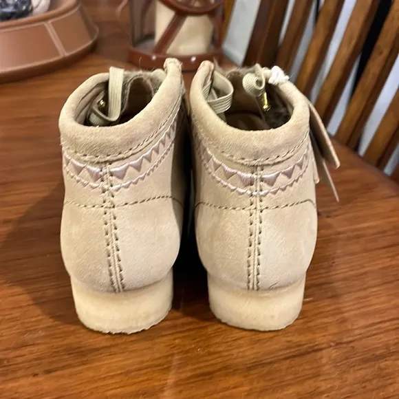 Clarks Wallabee Chukka Boots Faux Fur Tan Interest new Women’s Size 6