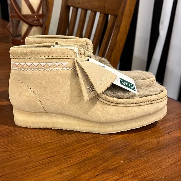 Clarks Wallabee Chukka Boots Faux Fur Tan Interest new Women’s Size 6
