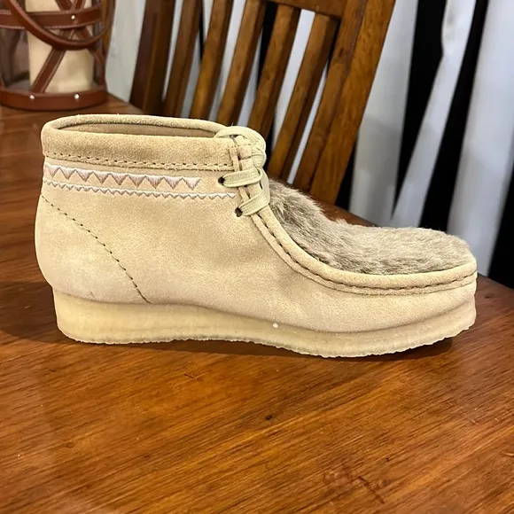 Clarks Wallabee Chukka Boots Faux Fur Tan Interest new Women’s Size 6