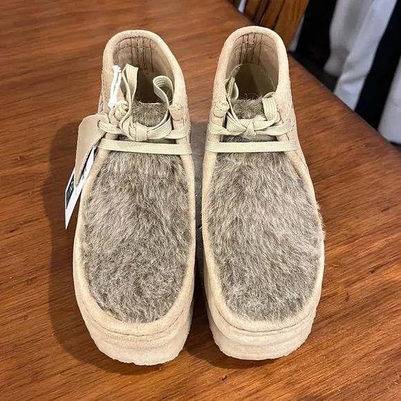 Clarks Wallabee Chukka Boots Faux Fur Tan Interest new Women’s Size 6