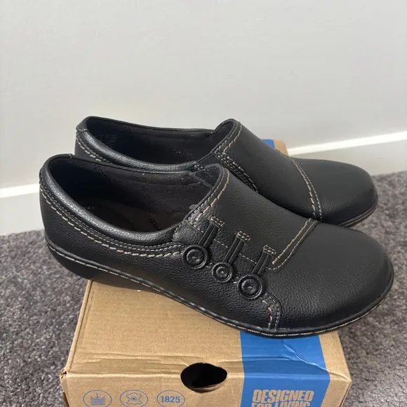 Clarks Women's 7W Black with Stitching Ashland Effie Flats / Dress Shoes NIB