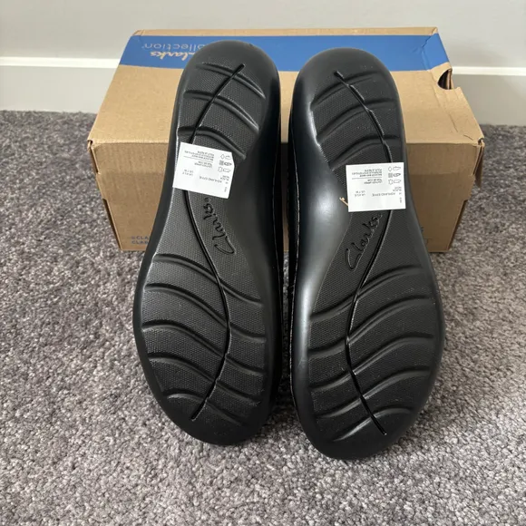 Clarks Women's 7W Black with Stitching Ashland Effie Flats / Dress Shoes NIB