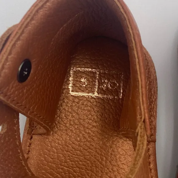 Classic ili   Charlie Brown Leather Walker Sandal
