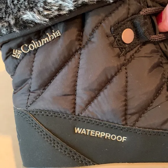 Columbia Heavenly Shorty Omni-Heat Boots, size 10. NIB