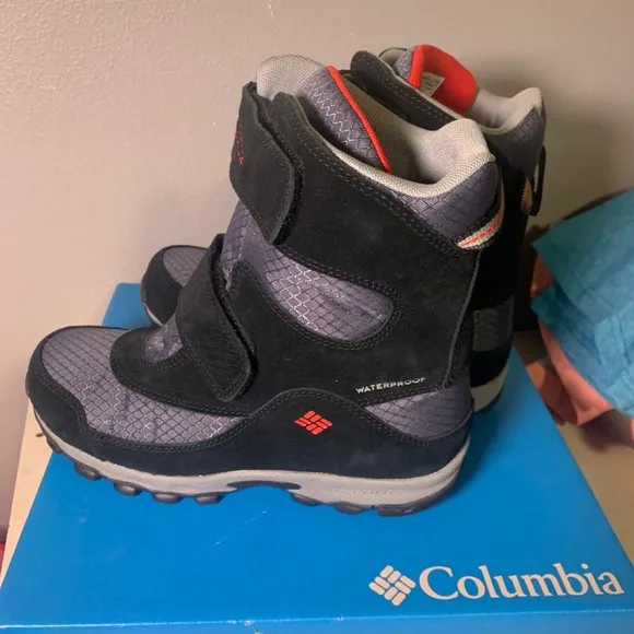 Columbia NEW Youth Size 4 Grey and Black Parkers Peak Boot