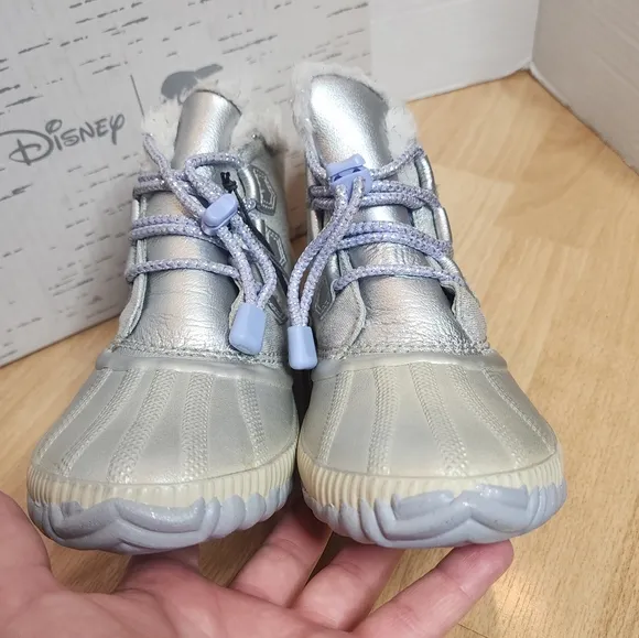 Disney x Sorel Frozen 2 Shimmery Sliver Boots Kids Size 4.