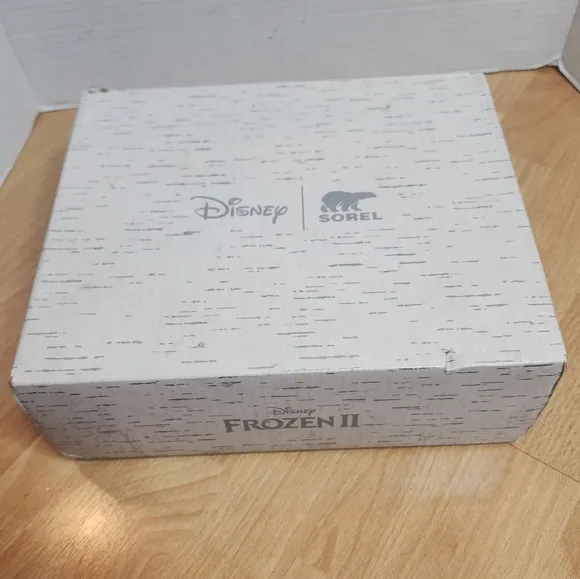 Disney x Sorel Frozen 2 Shimmery Sliver Boots Kids Size 4.