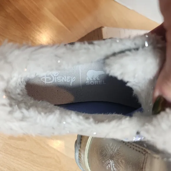 Disney x Sorel Frozen 2 Shimmery Sliver Boots Kids Size 4.