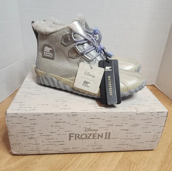 Disney x Sorel Frozen 2 Shimmery Sliver Boots Kids Size 4.