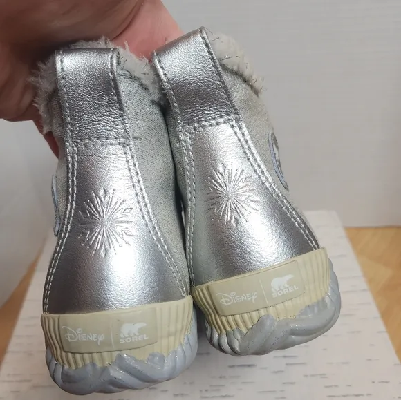 Disney x Sorel Frozen 2 Shimmery Sliver Boots Kids Size 4.
