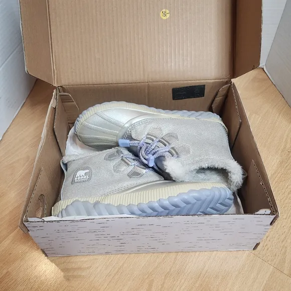Disney x Sorel Frozen 2 Shimmery Sliver Boots Kids Size 4.