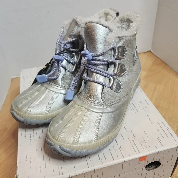 Disney x Sorel Frozen 2 Shimmery Sliver Boots Kids Size 4.