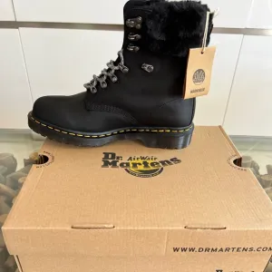 DR MARTENS 1460 SERENA COLLAR Black Waterproof Leather Boots