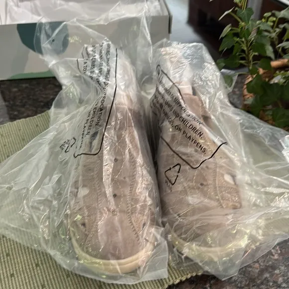 Earth Origins Tan Sandals Size 8 Comfortable Breathable Design New with box