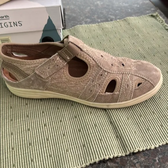 Earth Origins Tan Sandals Size 8 Comfortable Breathable Design New with box