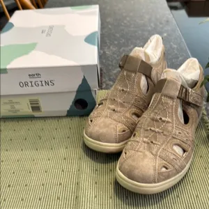 Earth Origins Tan Sandals Size 8 Comfortable Breathable Design New with box