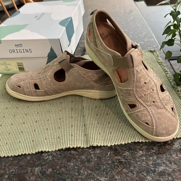 Earth Origins Tan Sandals Size 8 Comfortable Breathable Design New with box