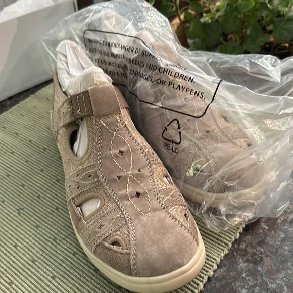 Earth Origins Tan Sandals Size 8 Comfortable Breathable Design New with box