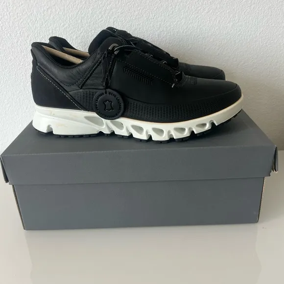 ECCO Men’s Black Size 9-9.5 shoes