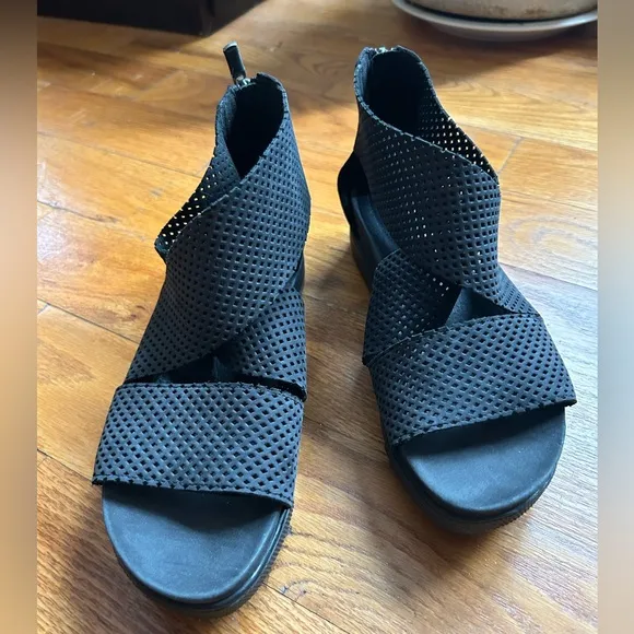 Eileen fisher black perforated sandals size 7.5