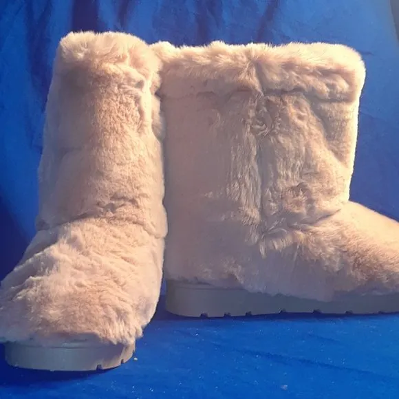 ESKIMO FROZEN FUR BOOTS Women –  Blush Fur  ( BRAND NEW !!!! )