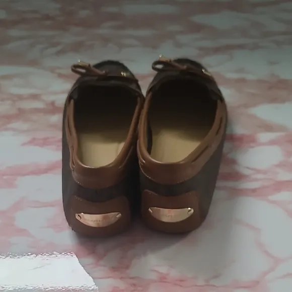 EUC Michael Kors Brown Leather Moc Crocodile Loafers Gold Bar Trim Sz 7.5M