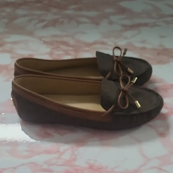 EUC Michael Kors Brown Leather Moc Crocodile Loafers Gold Bar Trim Sz 7.5M