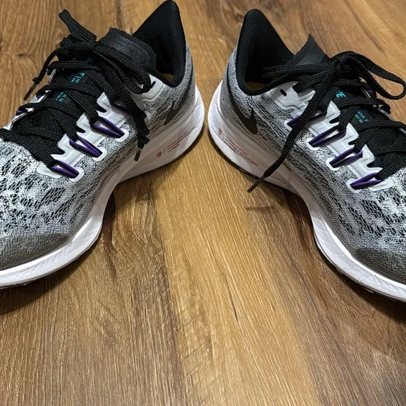 EUC Nike Zoom Youth Pegasus 36 Running/ Tennis shoes (Size: 5.5Y)