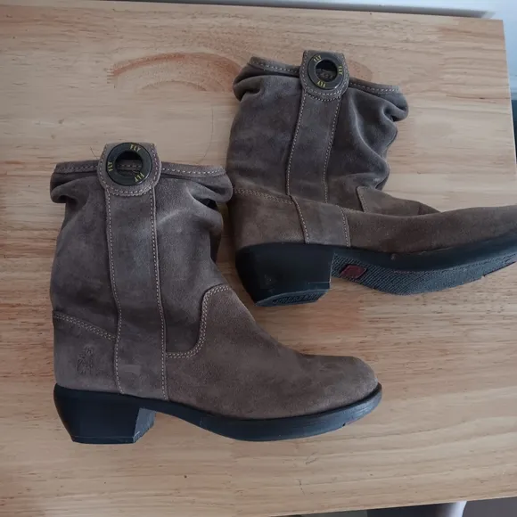 Fly London Brownish Tan Suede Western Slouch Booties Boots, Size 39