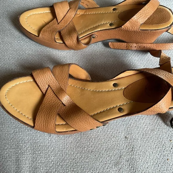 FRYE AND CO New Tan Leather Sandals with Crisscross Straps size 10