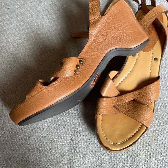 FRYE AND CO New Tan Leather Sandals with Crisscross Straps size 10