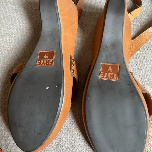 FRYE AND CO New Tan Leather Sandals with Crisscross Straps size 10