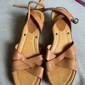 FRYE AND CO New Tan Leather Sandals with Crisscross Straps size 10