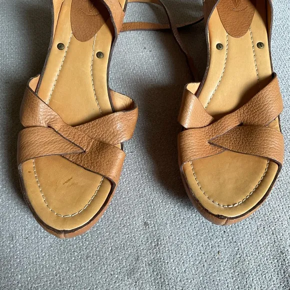 FRYE AND CO New Tan Leather Sandals with Crisscross Straps size 10