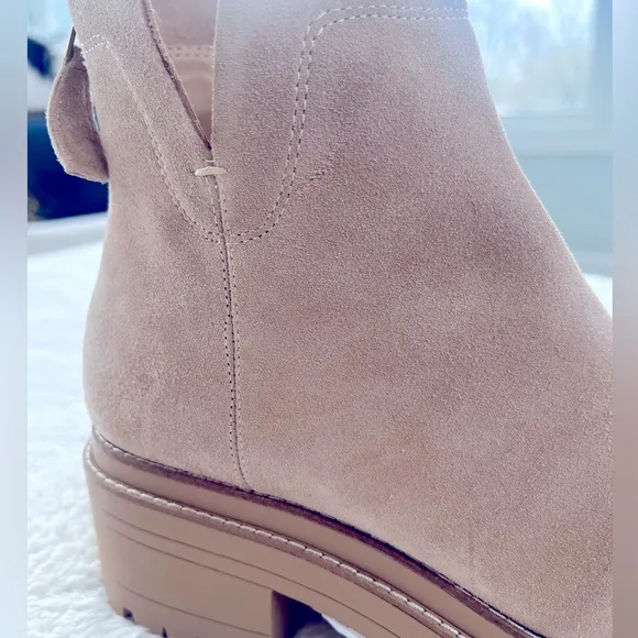 Gianni Bini 9 Griffyn Beige Suede Lug Sole Back Zipper Ankle Boots Booties NWT