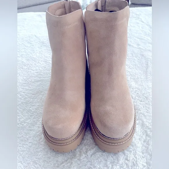 Gianni Bini 9 Griffyn Beige Suede Lug Sole Back Zipper Ankle Boots Booties NWT