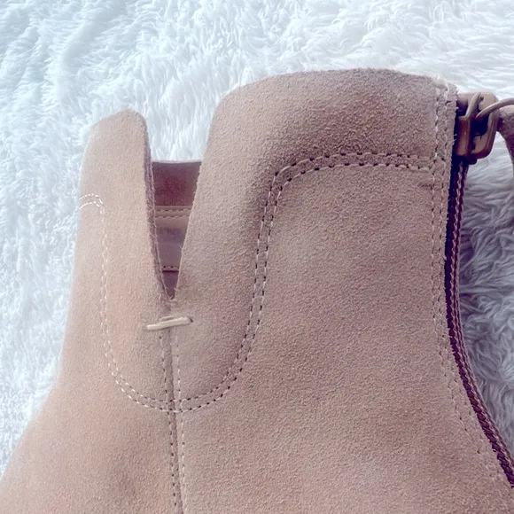 Gianni Bini 9 Griffyn Beige Suede Lug Sole Back Zipper Ankle Boots Booties NWT