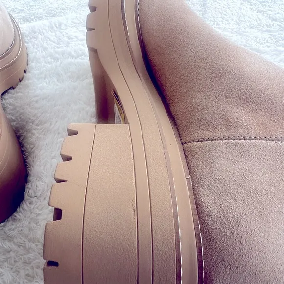 Gianni Bini 9 Griffyn Beige Suede Lug Sole Back Zipper Ankle Boots Booties NWT