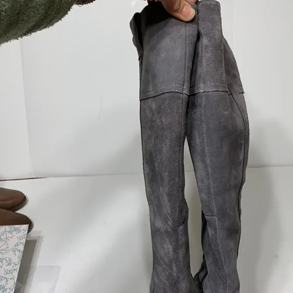 Gray suede knee highs size EU40 made Portugal Horton