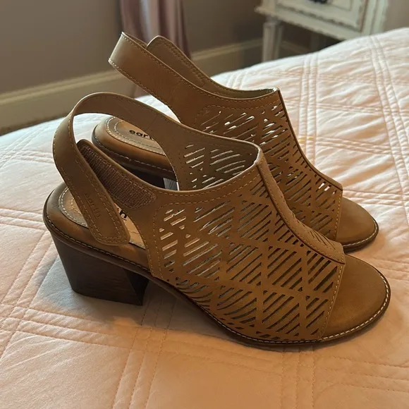 GUC Earth Sandals(size 8.5 W)