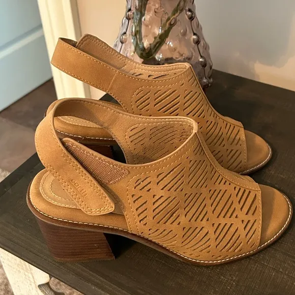 GUC Earth Sandals(size 8.5 W)