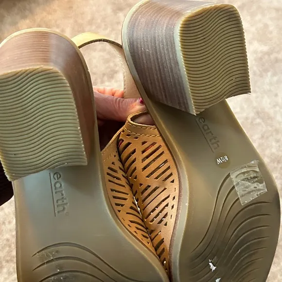 GUC Earth Sandals(size 8.5 W)