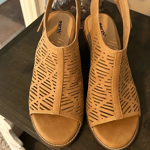 GUC Earth Sandals(size 8.5 W)