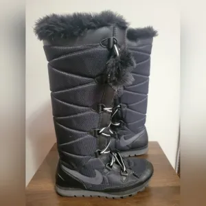 GUC - Nike Apres Skyhigh Pom Pom Boots Size 6