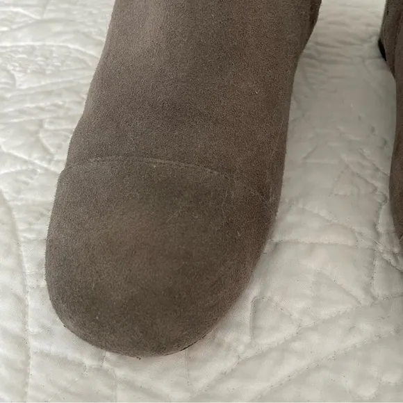 HALOGEN Nordstrom Taupe Grey CADE Suede Booties Boots Women’s Size 8.5M
