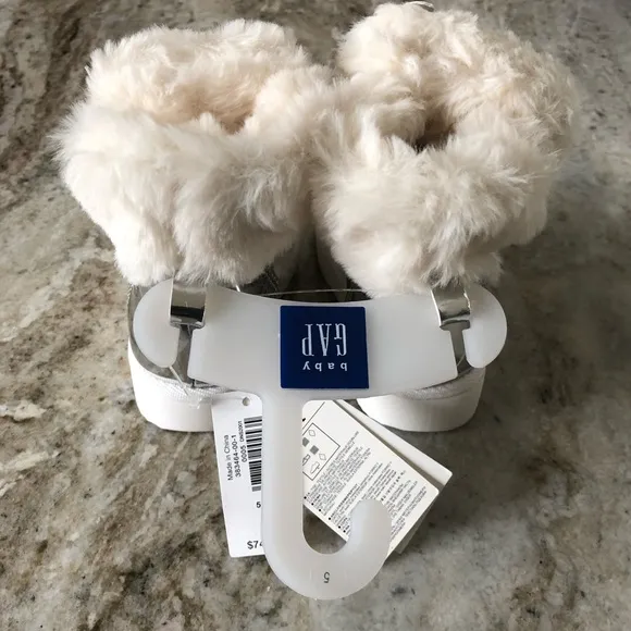 🎉HP🎉 NEW Gap 🌬 white silver gold fur Winter boots