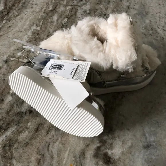 🎉HP🎉 NEW Gap 🌬 white silver gold fur Winter boots