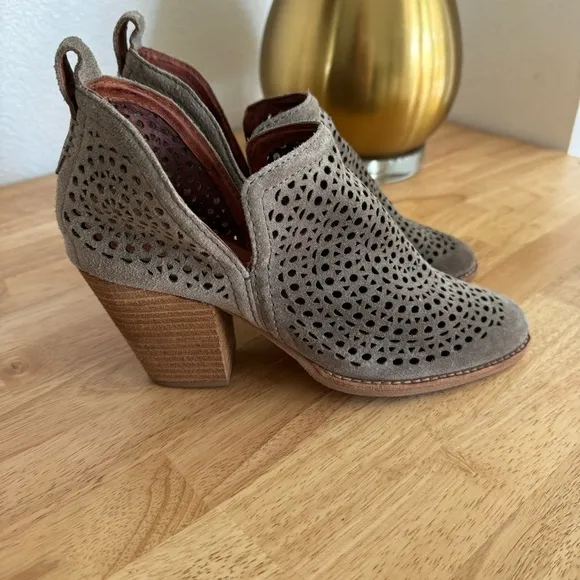 Jeffrey Campbell Rosalee Cutout Tan Suede Ankle Boots Size 8
